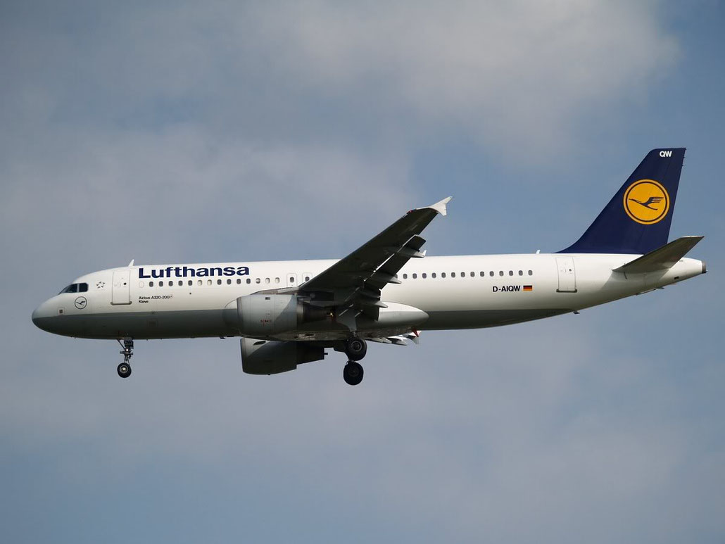 D-AIQW A320-211 1367 Lufthansa @ London Heathrow Airport 08.2007  © Piti Spotter Club Verona