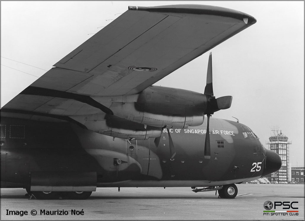 725 Lockheed KC-130B Hercules 3620  T56-A-9  Singapore Air Force 1961  © collezione Maurizio Noè p.g.c. - Piti Spotter Club Verona
