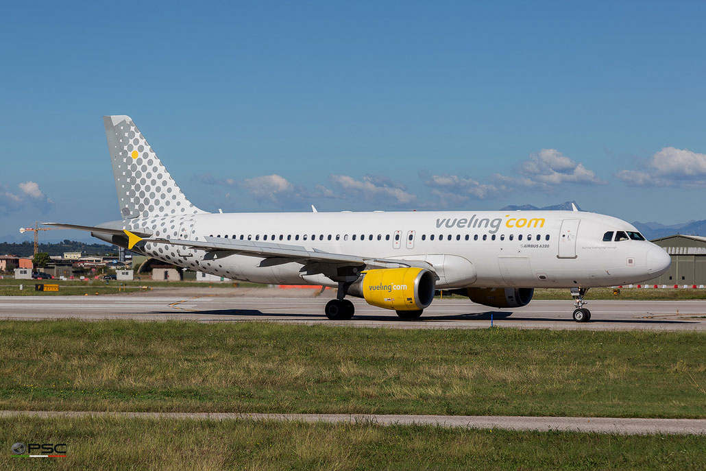 EC-KDH A320-214 3083 Vueling Airlines - @ Aeroporto di Verona - 05/10/2016 © Piti Spotter Club Verona