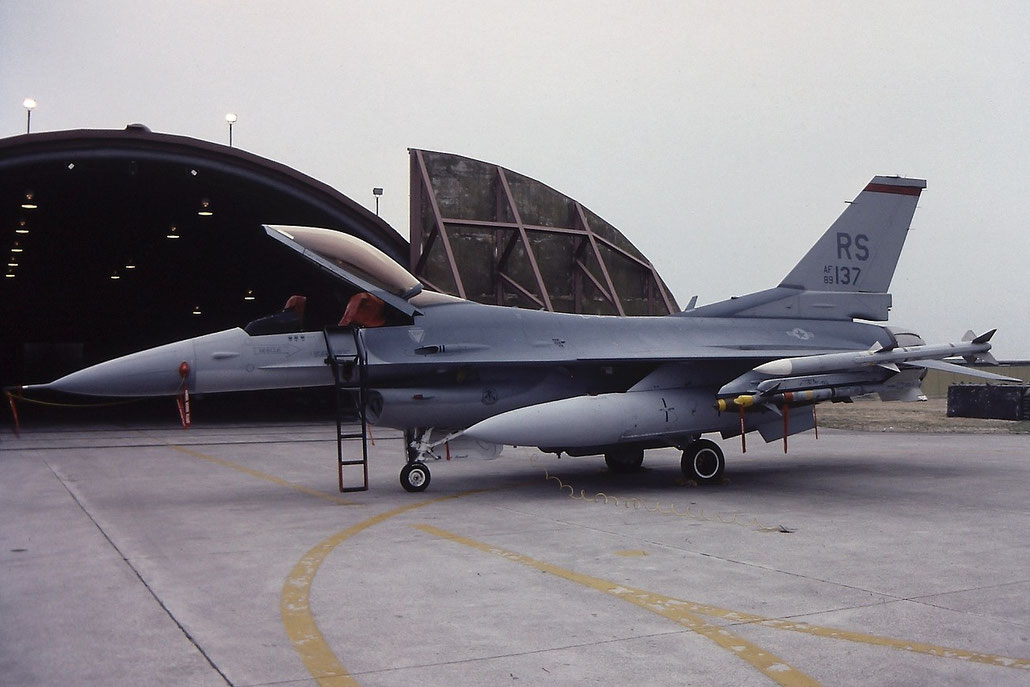 89-2137  AV  F-16CM-40-CF  1C-290  555th FS © Piti Spotter Club Verona 