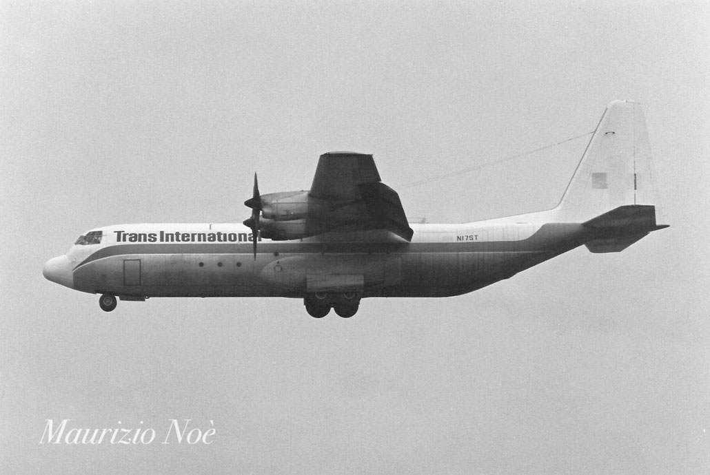 N17ST Lockheed L-100-30 Hercules 4333  T56-A-16 17 TIA Trans International Airlines 1969 @ Milano Malpensa © collezione Maurizio Noè - Piti Spotter Club Verona