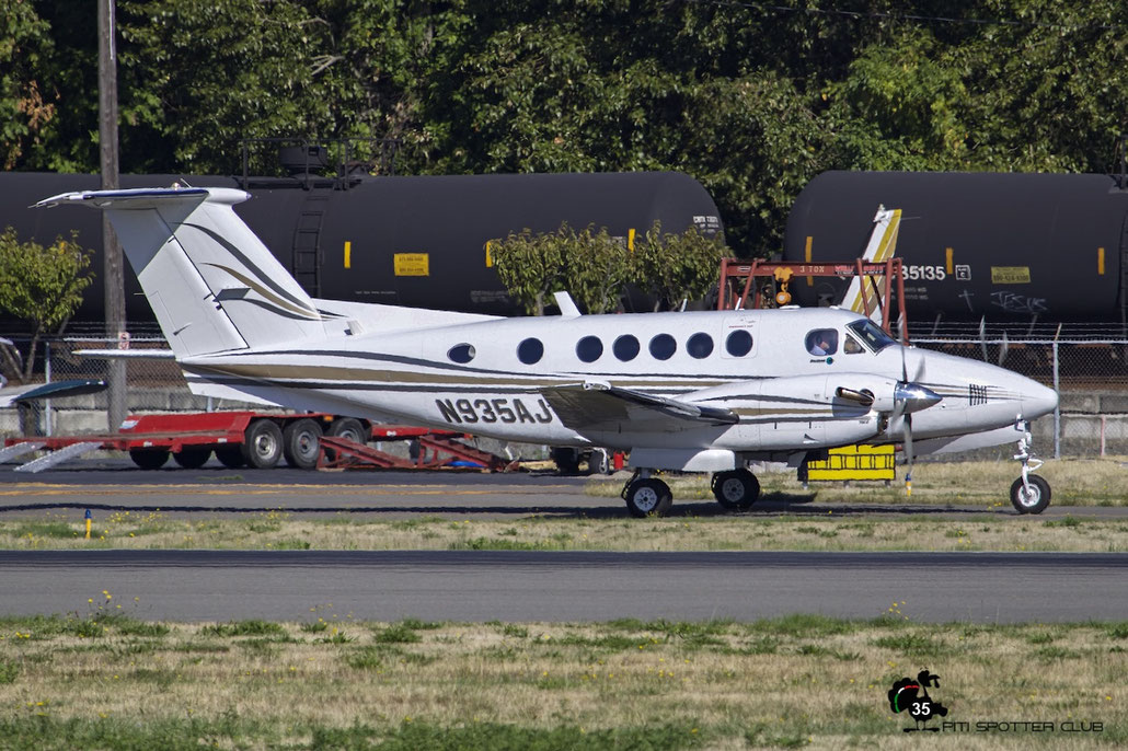 N935AJ Beech B200 BB-935 Joy-Av LLP @ Boeing Field Airport 22.09.2015 © Piti Spotter Club Verona