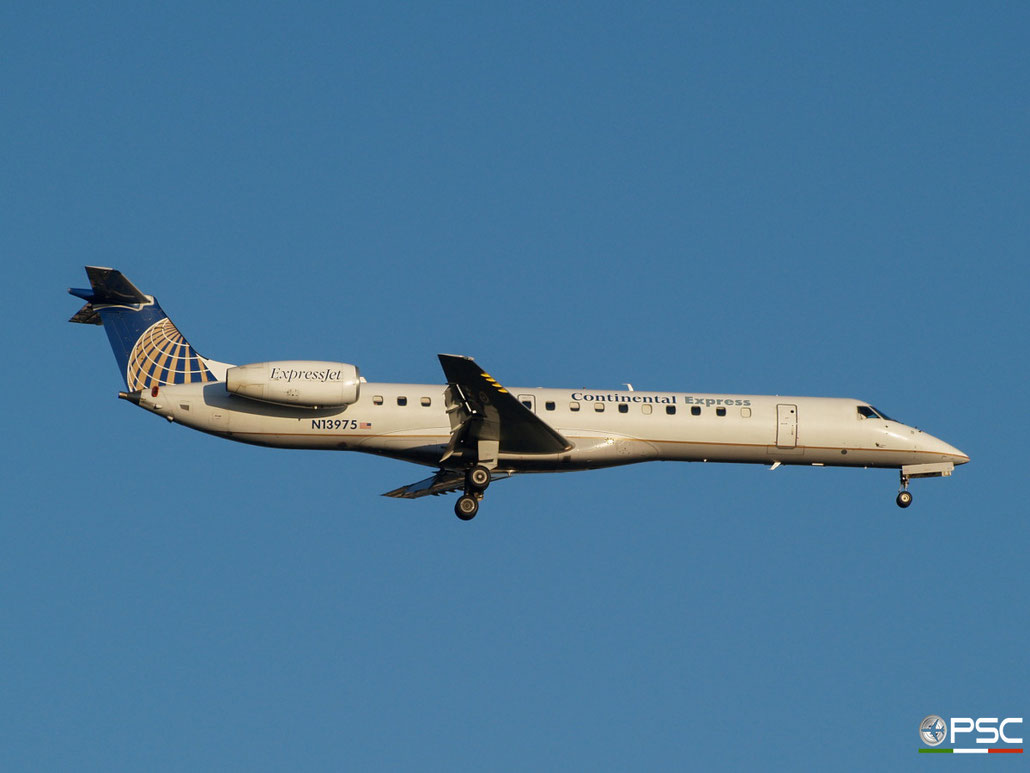 N13975 ERJ145LR 145163 United Express @ Newark Airport 14.09.2009 © Piti Spotter Club Verona