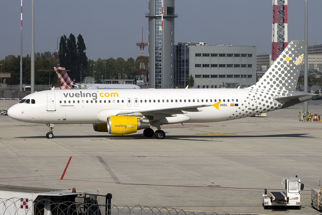 EC-MBL A320-214 3833 Vueling Airlines @ Venezia Airport 01.10.2015 © Piti Spotter Club Verona