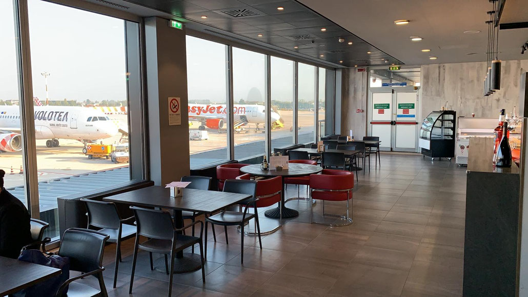 Vista del nuovo bar ristorante Area 53, situato al primo piano sopra la zona check-in