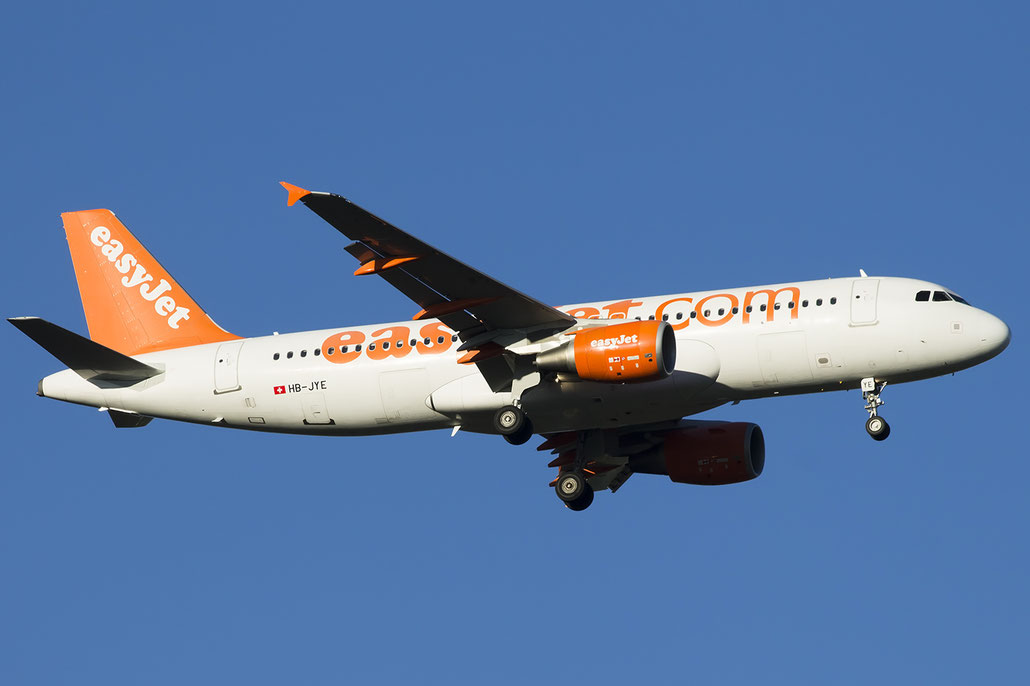 HB-JYE A320-214 4006 EasyJet Switzerland @ Basel Airport 09.2015 © Piti Spotter Club Verona