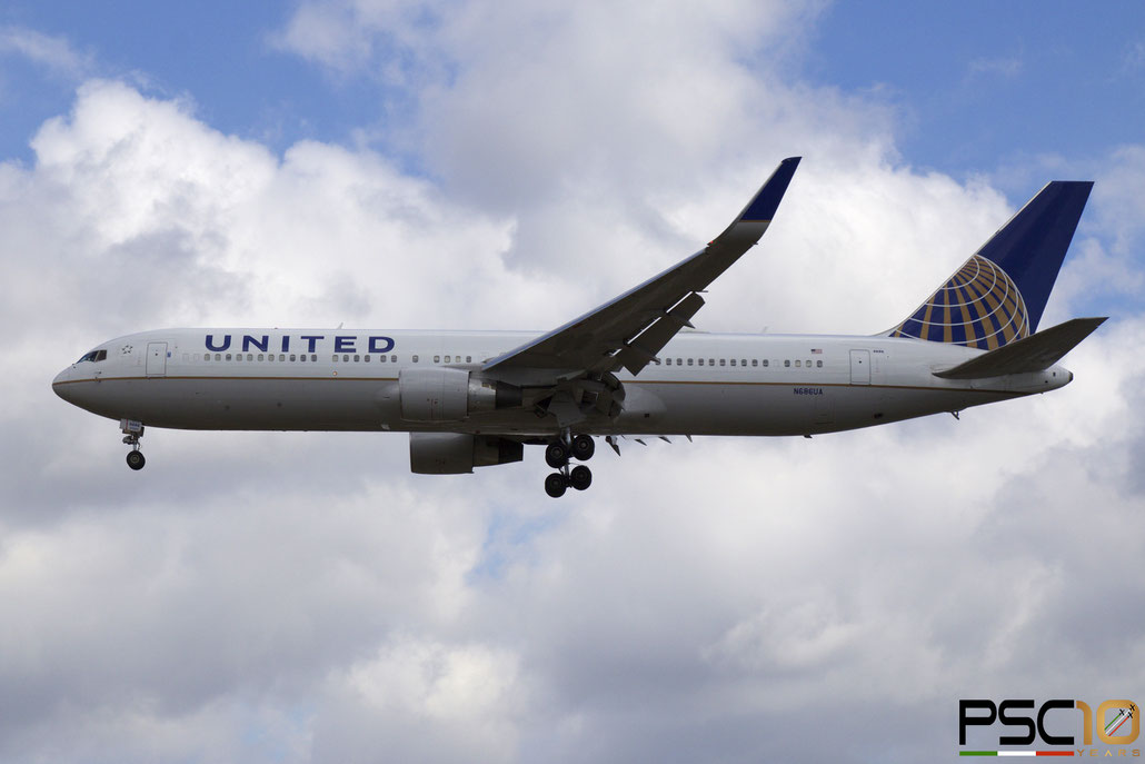 N686UA  B767-3CBER  33468/898  United Airlines  @ London Heathrow © 2022 Piti Spotter Club Verona