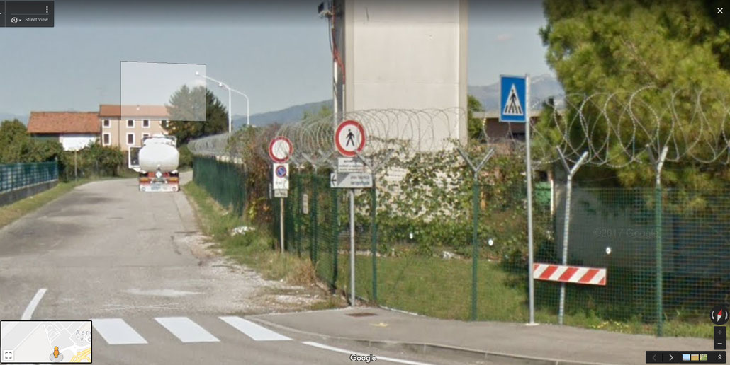 Sulla strada permane il divieto di accesso ai non autorizzati, anche a piedi.