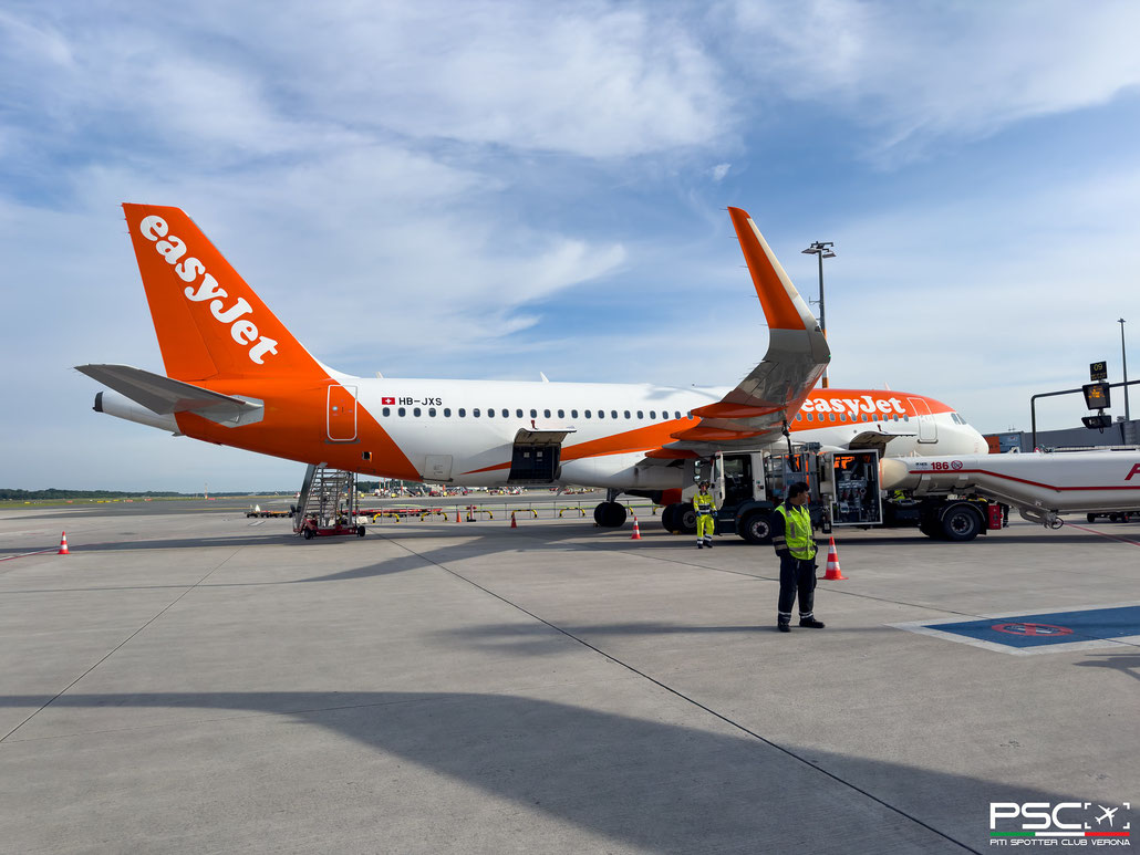 HB-JXS Airbus A320-214 6675  cfm56-5B4/3  easyJet Switzerland SA>easyJet 2015 @ Hamburg 06 2024 © Piti Spotter Club Verona