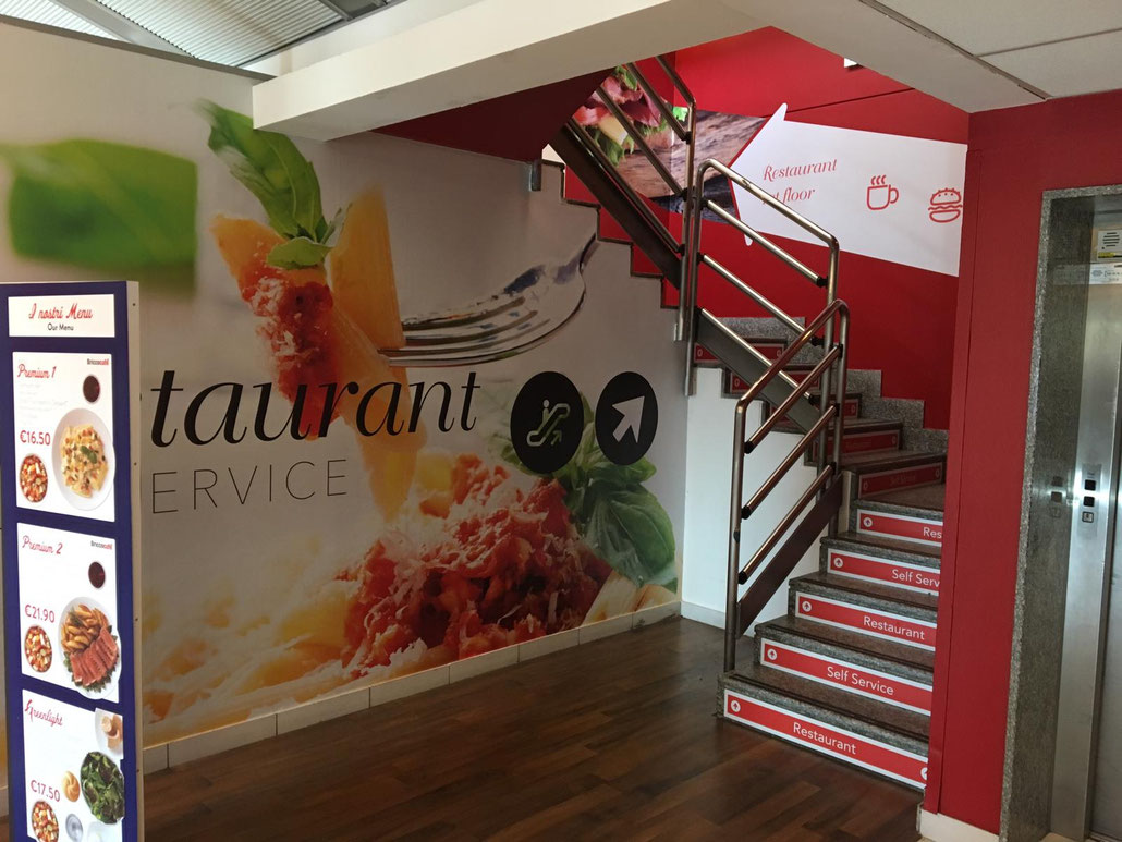 La scala di accesso al ristorante al primo piano, poco prima  dei controlli di sicurezza