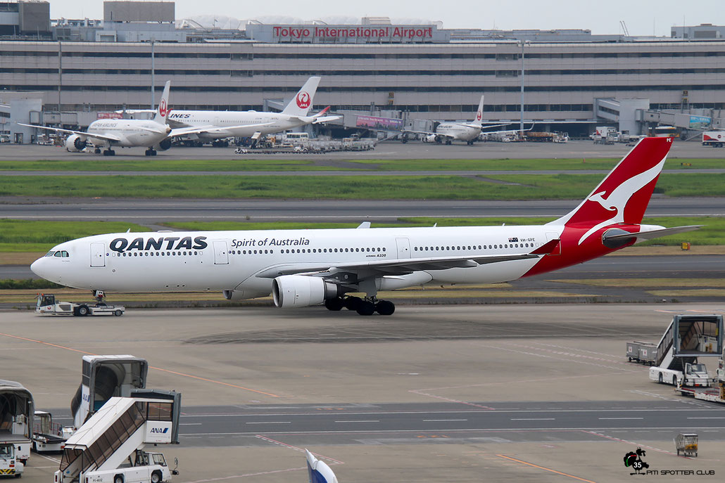 VH-QPE A330-303E 593 QANTAS @ Tokyo Haneda 07.2023 © Piti Spotter Club Verona