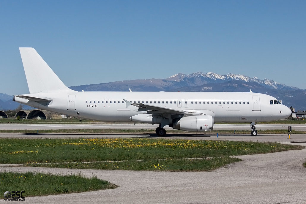 LY-VEO A320-233 558 Vueling Airline Lsf Avion Express @ Aeroporto di Verona © Piti Spotter Club Verona
