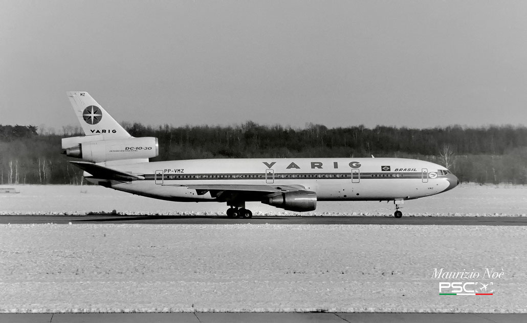 PP-VMZ DC-10-30 46999/289 VARIG - Viaçao Aérea Rio-Grandense 1 Dec 1979 in situazione ibrida, con pista scura e neve sul prato - © collezione Maurizio Noè p.g.c. - Piti Spotter Club Verona