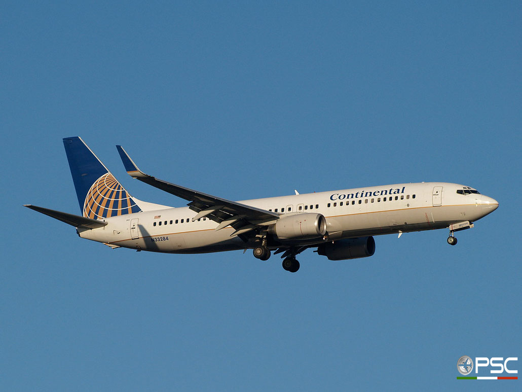 N33284 B737-824 31635/1475 United Airlines @ Newark Airport 14.09.2009 © Piti Spotter Club Verona
