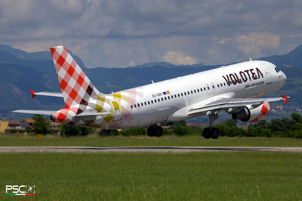 EC-OEH Airbus A320-216 3325  cfm56-5B4/P Hakuna Volata Volotea (DAE) 2007 @ Aeroporto di Verona 06 2024 © Piti Spotter Club Verona