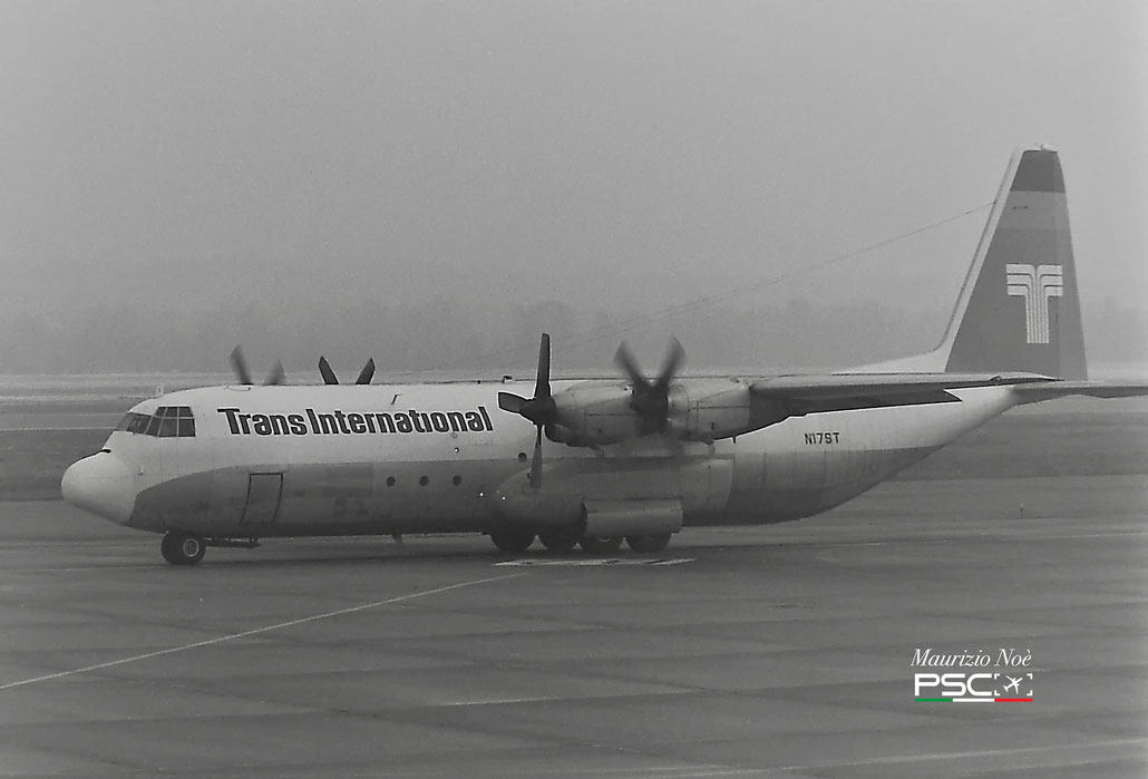 N17ST Lockheed L-100-30 Hercules 4333  T56-A-16 17 TIA Trans International Airlines 1969 © collezione Maurizio Noè p.g.c. - Piti Spotter Club Verona