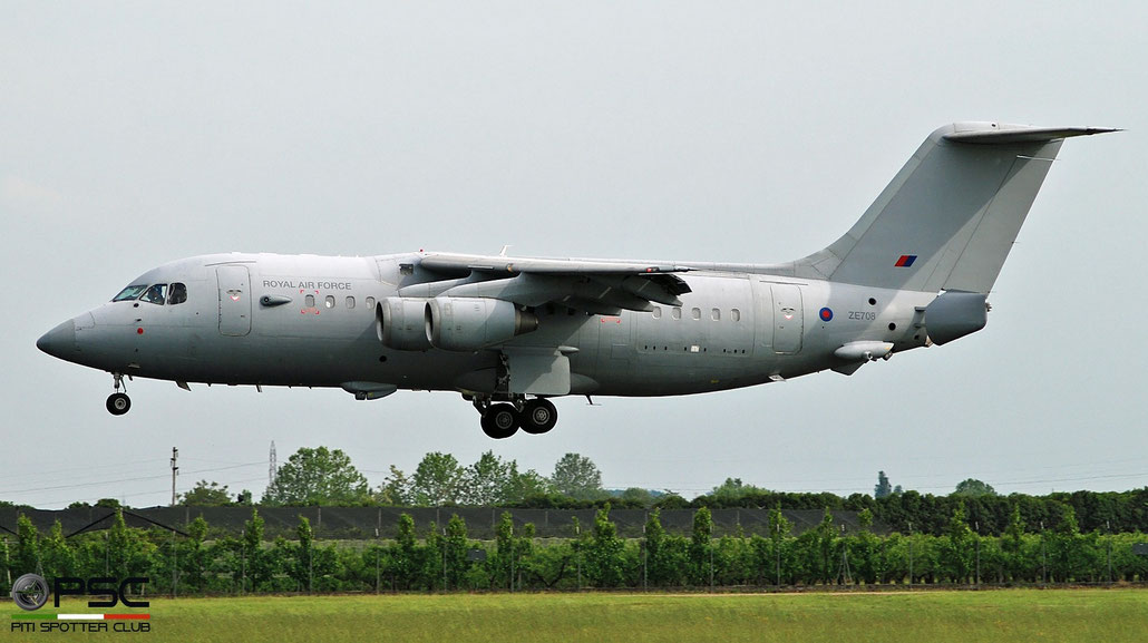 ZE708   BAe146 C3  E2211  32(TR)sq © Piti Spotter Club Verona
