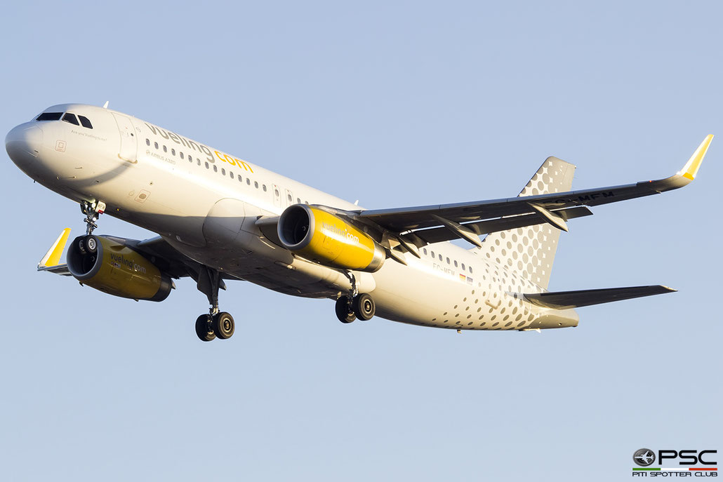 EC-MFM Airbus A320-232 sl 6571  V2527-A5  Vueling 2015 @ London Gatwick 02 2019 © Piti Spotter Club Verona