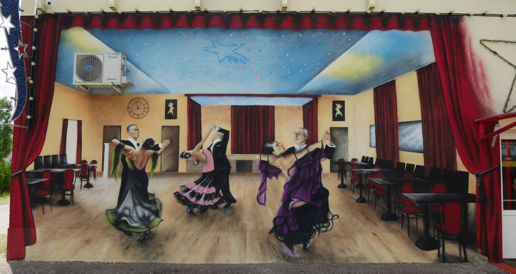 photo d'une fresque en trompe-l'oeil (danseurs), Plaines-saint-lange