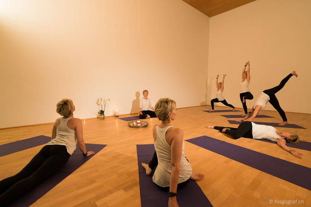 Yoga Asanas im neuen Raum