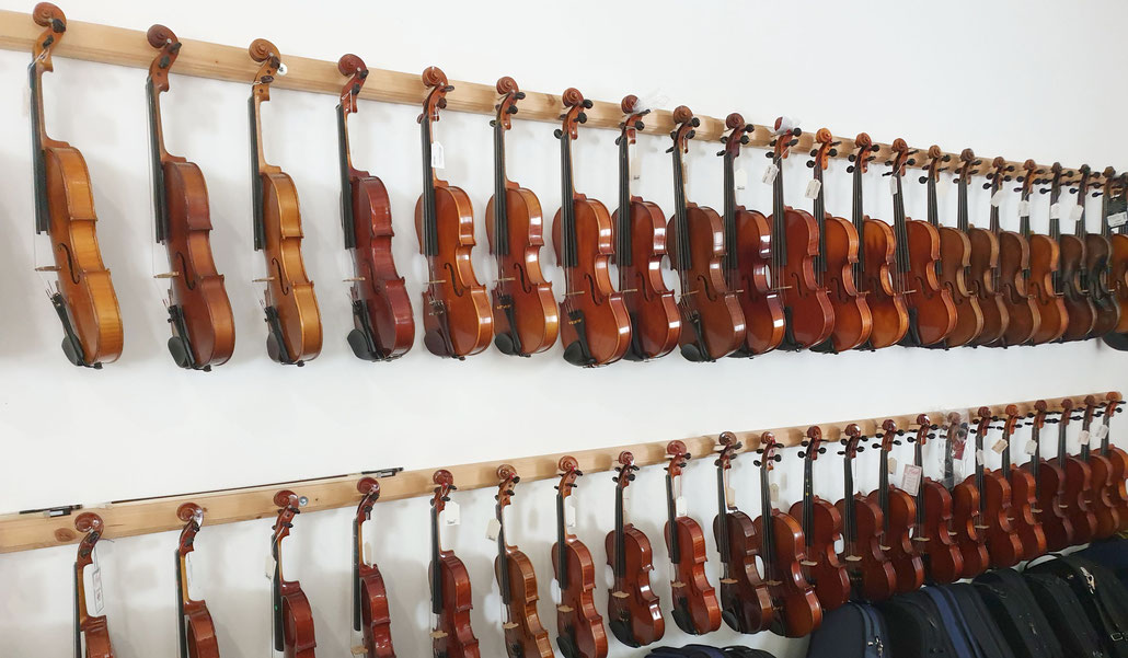Viele weitere Geigen, neu und gebraucht, finden Sie in unserem Geschäft