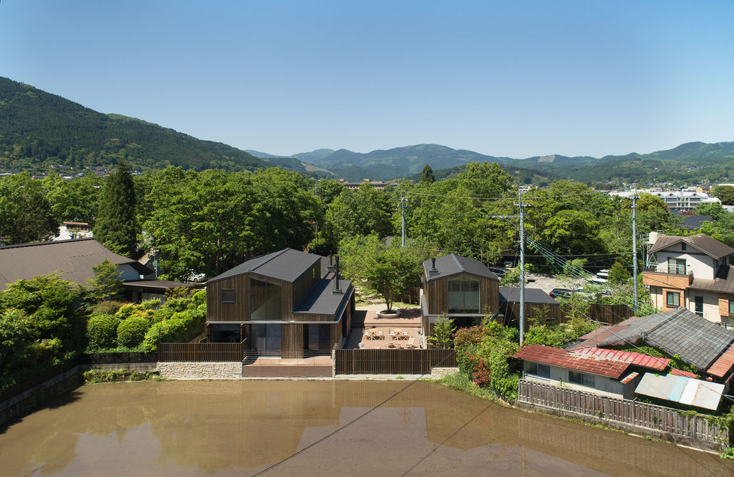 景観に馴染む地域の山々に囲まれた住宅の外観