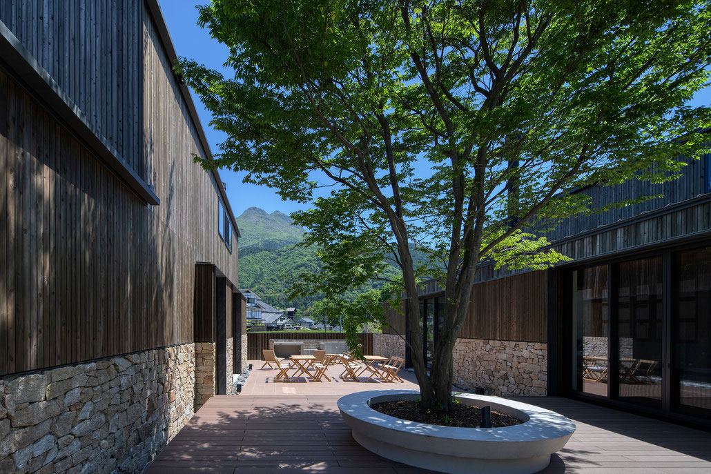 由布岳を背景にひろがる住宅の中庭