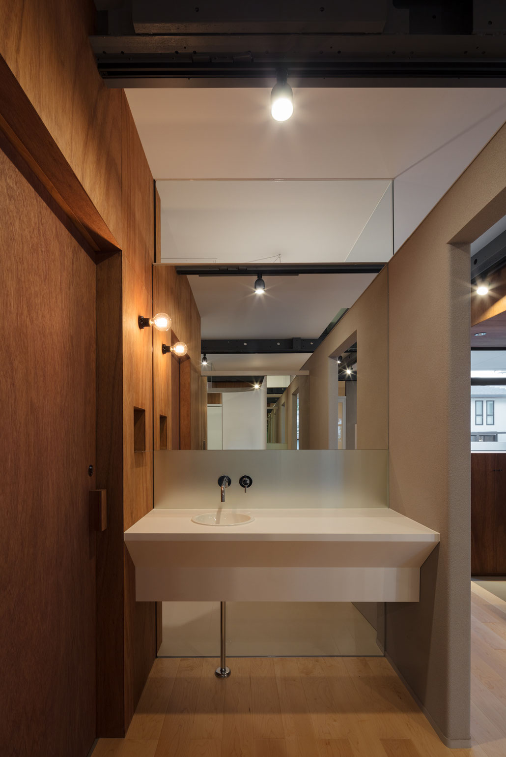 角建築研究室(代表 角大輔 Daisuke Sumi)による福岡県久留米市での戸建てリノベーション。いろどり整骨院/住宅の洗面スペース内観写真。