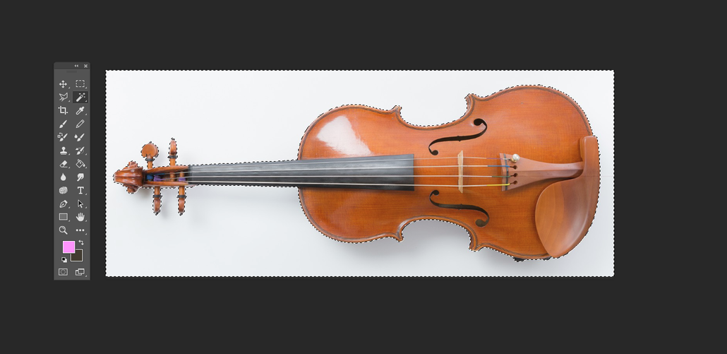 Photoshopの自動選択ツールでバイオリンの背景すべてを選択できた。