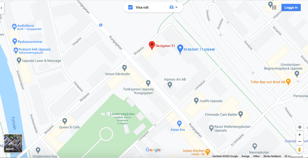 Vi håller till med undervisningen vid den blå knappnålen. Man går in på innergården och sedan in i gymnasiebyggnaden. Rum E25.