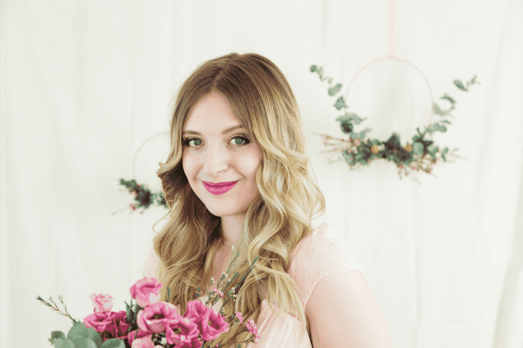 Bild: Brautstyling in Köln, Tipps für das Brautmake-Up, Inspiration für die Brautfrisur, finde Ideen für das Brautstyling, NRW, gefunden auf philosophylove.de aus Düsseldorf, Trauredner Düsseldorf, Trauteam, Traurednerin, Philosophy Love, Freie Trauung,