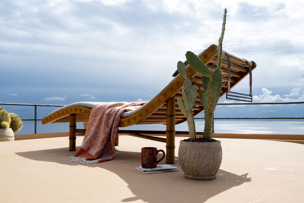 Menfi chaise longue by Luca Tornaghi for Etro Home, continuous wooden structure shaping a suspended body through rhythm, gesture and balance