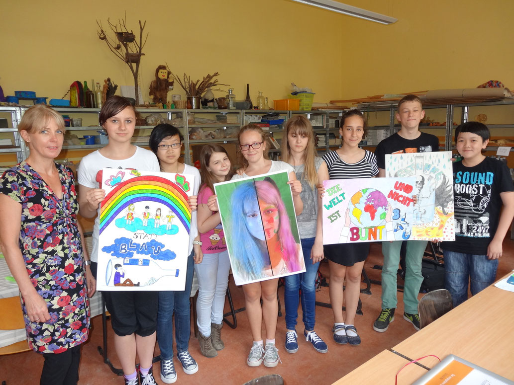 Foto: v. l.: Lehrerin Frau Huhnt, Sarah Müller, Linh Bui, Natalia Radchuk, Josy Lotzmann, Helena Majolo Willers, Robina Guell, Enrico Thiele, Thang Le Pham Huy