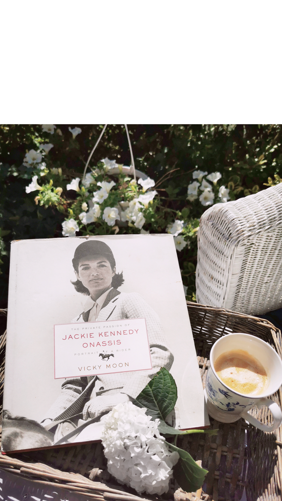 Ein Buch lesen auf der Porch im Grandmillennial - Style