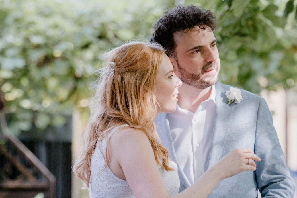 Ein Hochzeitspaar unterhält sich und lacht gemeinsam. Entstanden ist dieses Foto von einem Hochzeitsfotografen in der Pfalz.