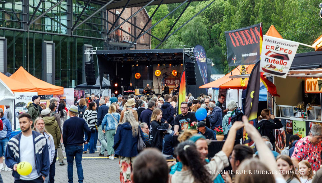 Buntes Treiben rund um die Bühnen und Marktstände: Ruhr International 2026 verwandelte die Jahrhunderthalle Bochum erneut in einen Treffpunkt der Kulturen. Bericht und Fotos: Rüdiger Schwenn.