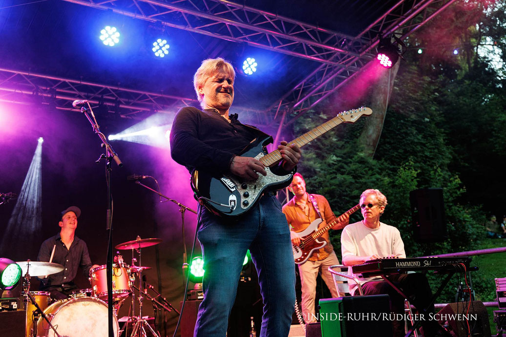 Stimmungsvoller Konzertabend mit Andy Robson und Urban Fox auf der Freilichtbühne Mülheim. Foto: Rüdiger Schwenn