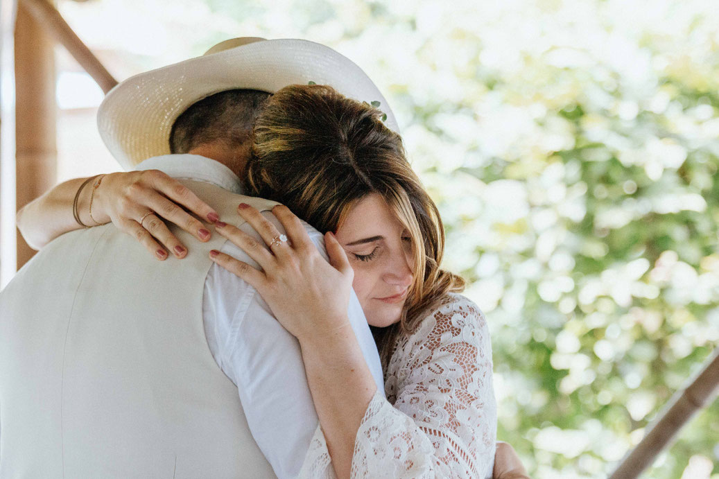 Das Brautpaar umarmt sich innig bei ihrer freien Trauung in der Pfalz auf einem Hochzeitsfoto