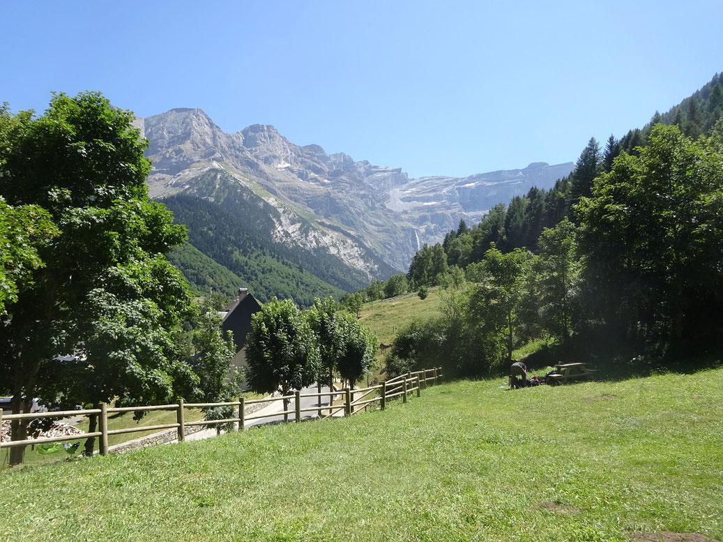 Vue sur le cirque de la pelouse devant l'église