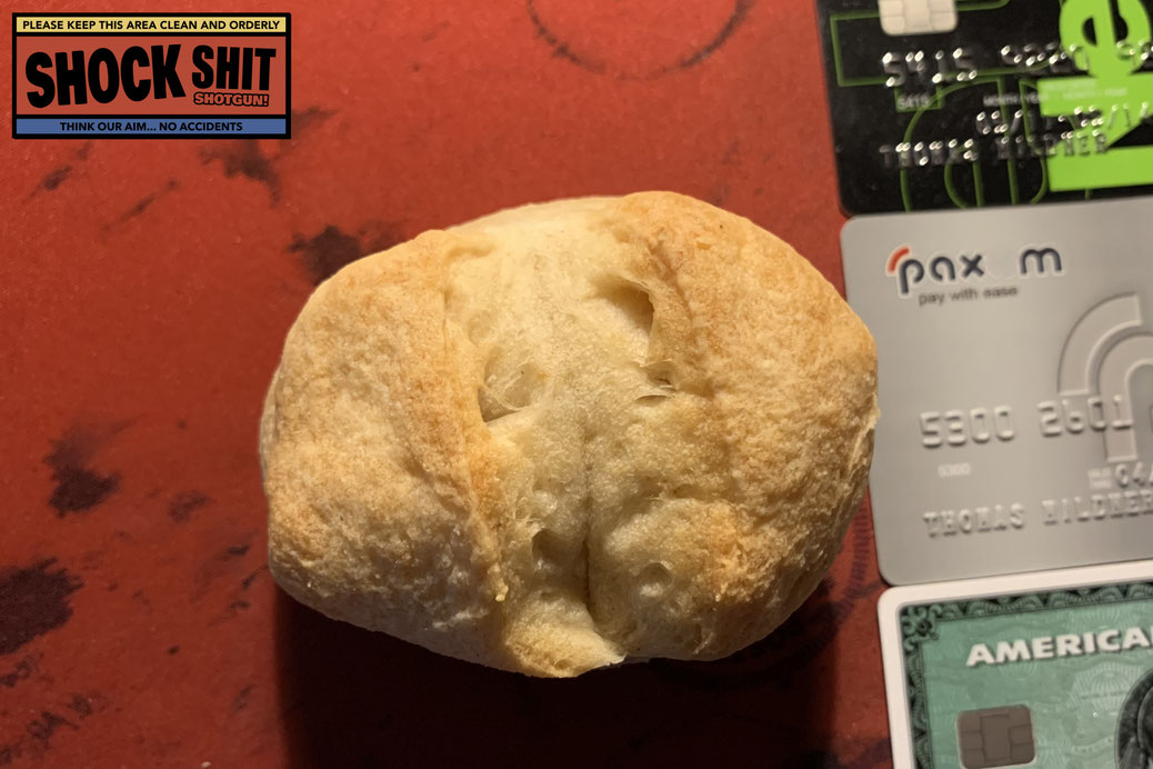 Die Brötchen beim Bäcker kontaktlos mit Karte bezahlen.
