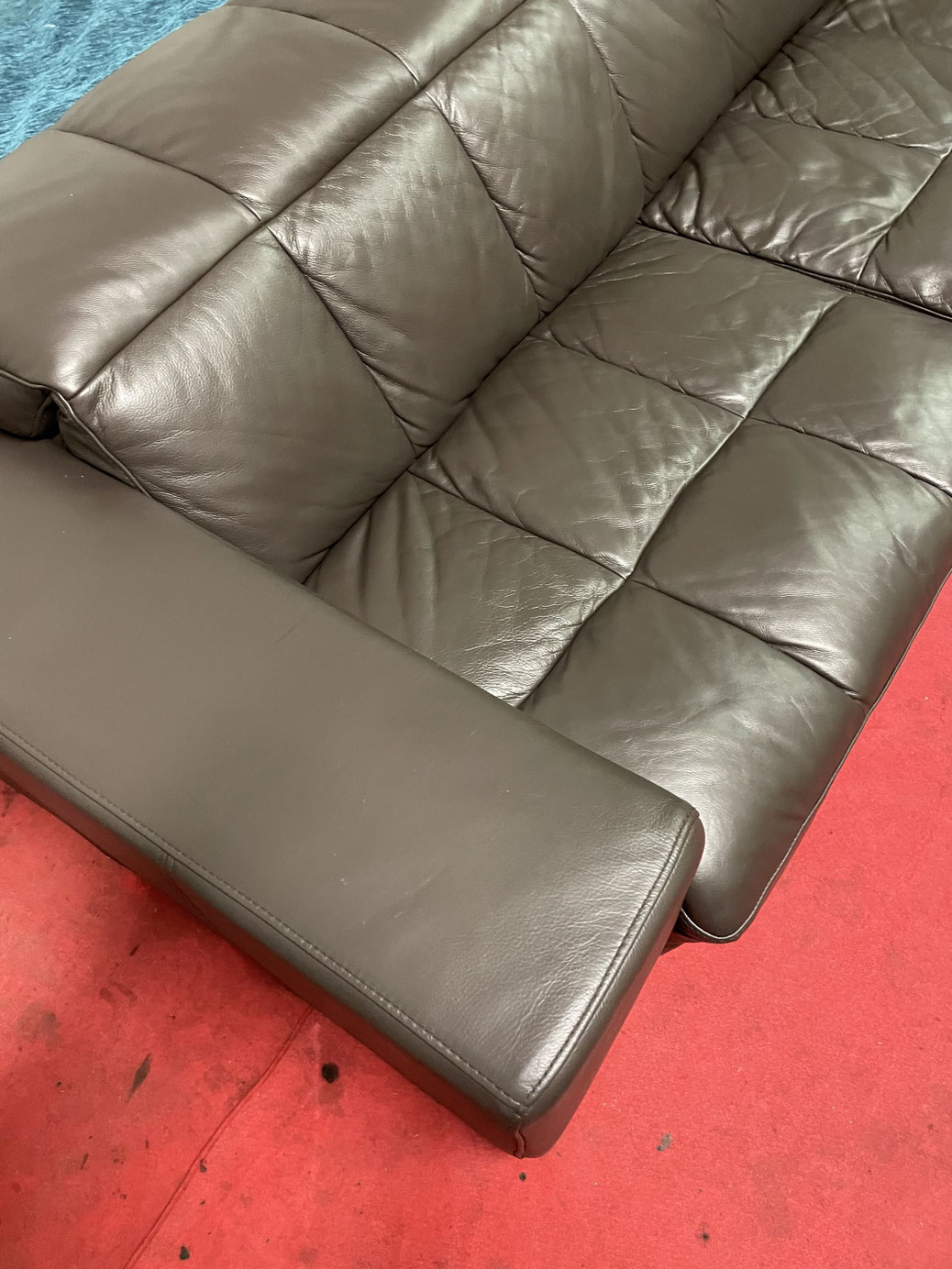 Comment enlever une tâche sur un canapé en cuir? Votre tapissier décorateur à Lyon.