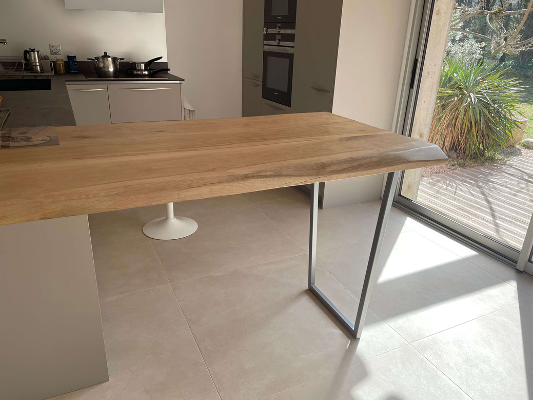 Pïed de table design pour cuisine aspect métal vernis mat