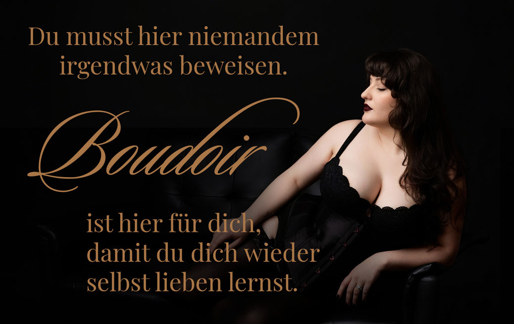 Frau auf einer Couch in Korsett Boudoirfotos Bad Windsheim und Ansbach