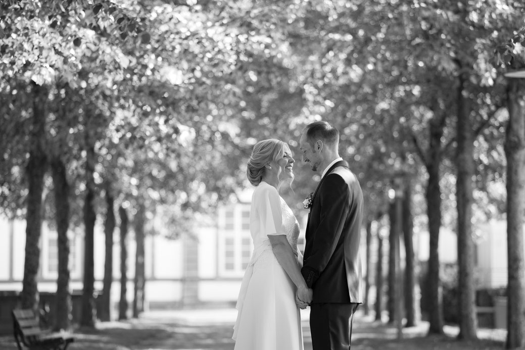 Hochzeitspaar im Park des Schloss Philippsruhe in Hanau fotografiert vom Hochzeitsfotograf Hanau und Gelnhausen, Roland Grosch.