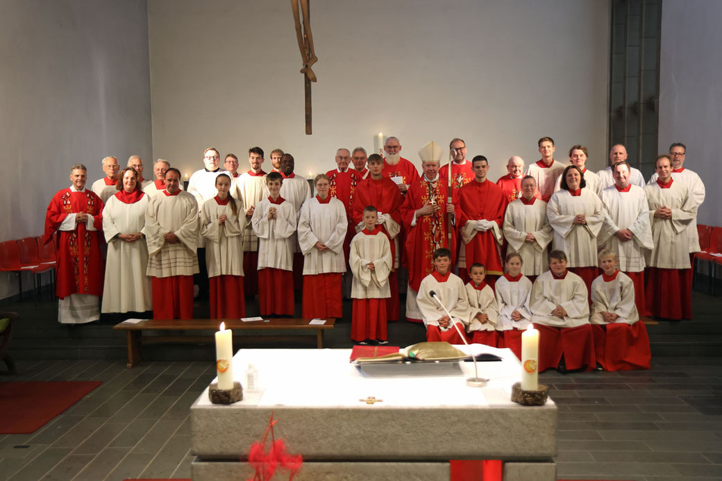 Gruppenfoto Priester, Diakone und Laiendienste mit Bischof Geßmann