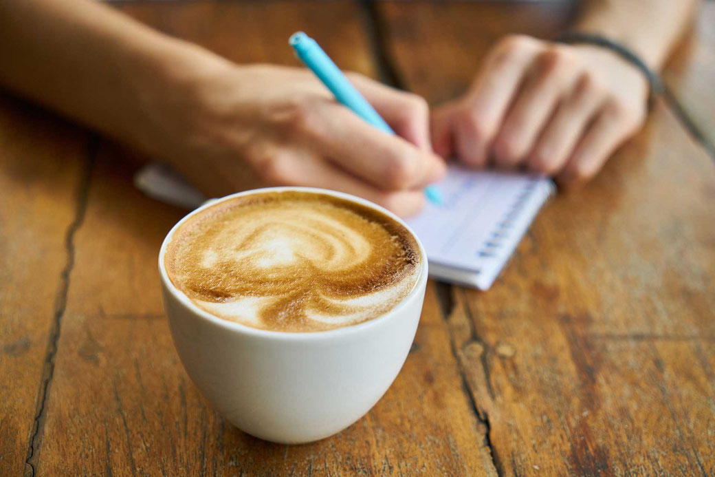 Aufschreiben Notizen Planen Zeitmanagement Selbstmanagement Kaffee