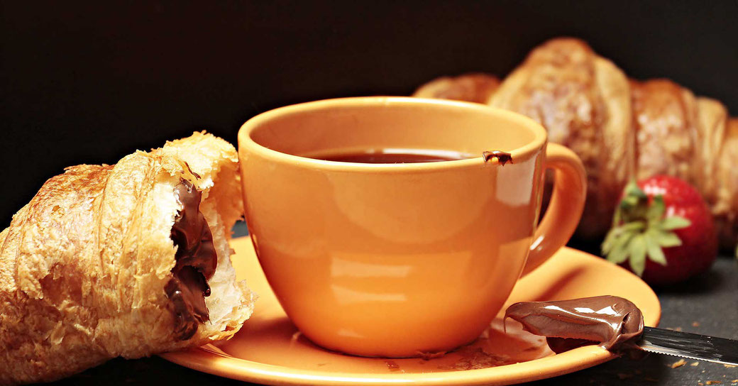 Morgenroutine Frühaufsteher Frühstück Tasse