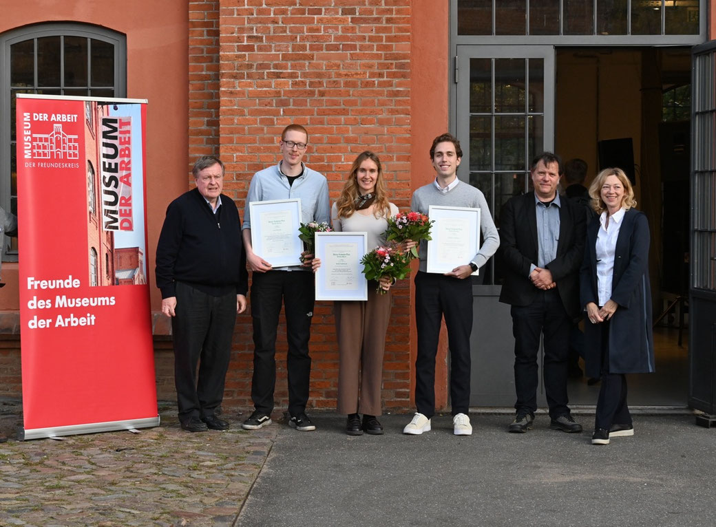 Preisträger*innen des Ursula-Schneider-Preises 2025 vor dem Museum der Arbeit