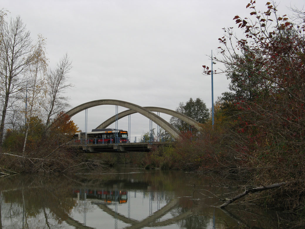 Ein Bus der Wiener Linen (32A) überquert die Brücke der Strebersdorfer Straße.