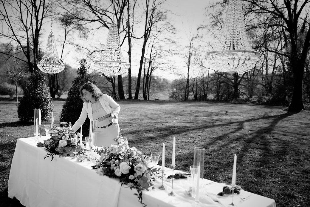 Hochzeitsplanerin Milla bei der Dekoration eines Blumenbouquets